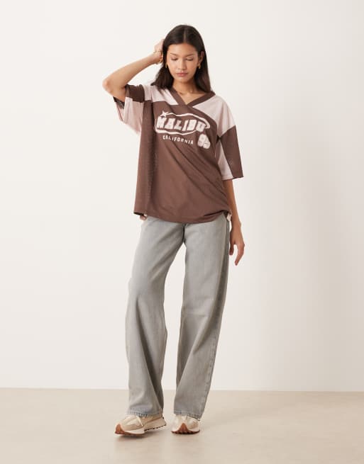 Top marrón chocolate y rosa extragrande de estilo fútbol americano de ASOS DESIGN, 2 de 4