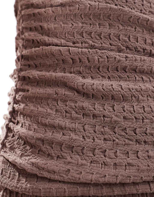 Top marrón claro con escote palabra de honor de tejido texturizado de River Island (parte de un conjunto), 4 de 4
