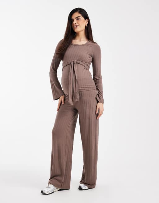 Top marrón claro de manga larga con detalle de lazada de canalé de Mamalicious Maternity (parte de un conjunto), 2 de 4