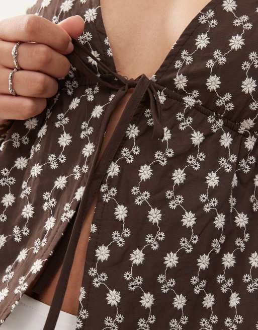 Top marrón con cuello halter, lazada delantera y bordado inglés Rolia de Motel, 3 de 4