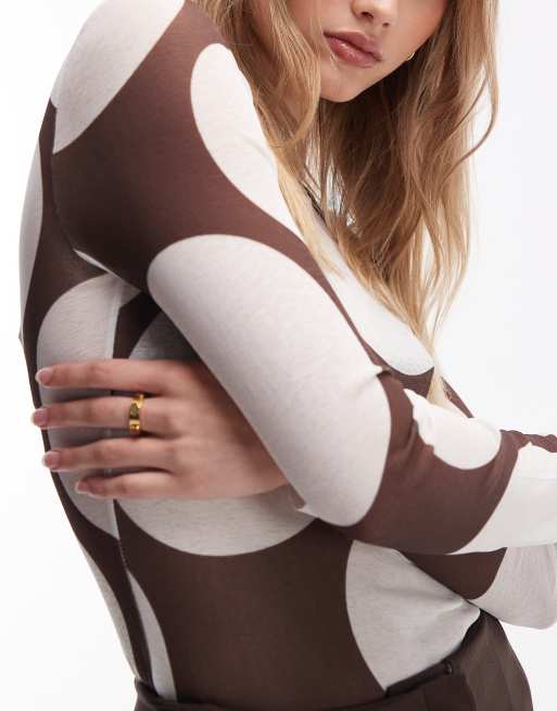Top marrón con cuello redondo y estampado de lunares de tejido transparente de ASOS DESIGN, 2 de 4