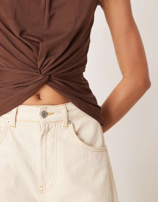 Top marrón con cuello subido y detalle retorcido en la parte delantera de ASOS DESIGN, 2 de 4
