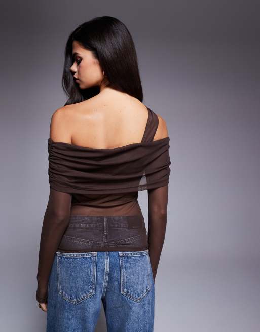 Top marrón con escote Bardot y detalle anudado de malla de ASOS DESIGN, 3 de 4