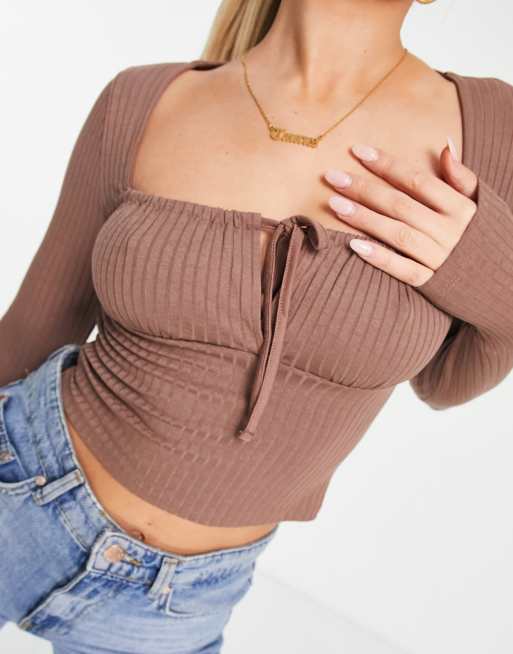 Top marrón con escote cuadrado y detalle de lazada de canalé de ASOS DESIGN, 3 de 4