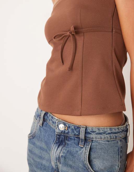 Top marrón con escote palabra de honor y lazada en la cintura de sarga de ASOS DESIGN, 4 de 4