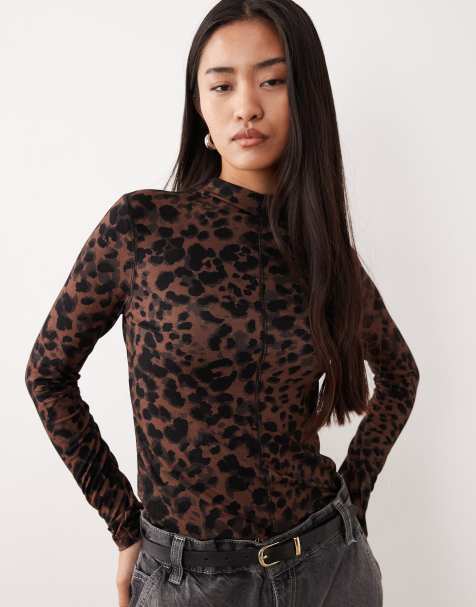 Top marrón con estampado animal, cuello subido y detalle de costura de Nobody's Child - view 1