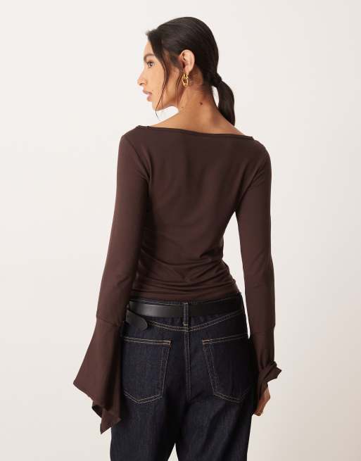 Top marrón con puños asimétricos y cuello recto de ASOS DESIGN, 3 de 4