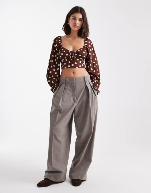 Top marrón de estilo mesonera de manga larga con estampado de lunares de New Look, 4 de 4