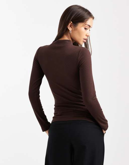 Top marrón de manga larga con cuello alzado de canalé de New Look, 3 de 4