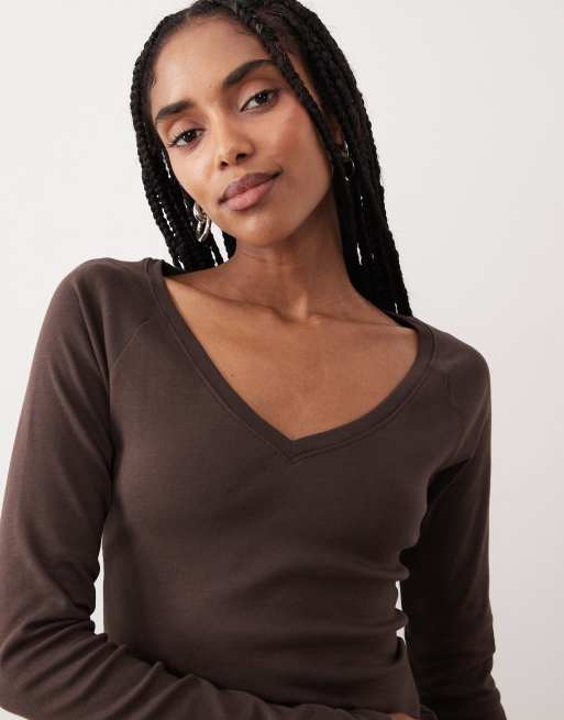 Top marrón de manga larga con cuello de pico de algodón puro de Gina Tricot, 3 de 4