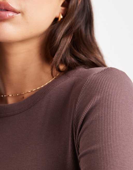 Top marrón de manga larga con cuello redondo de canalé de New Look, 4 de 4