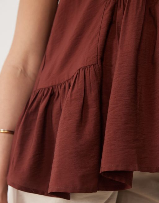 Top marrón de tirantes con cuello ancho y sobrefalda de ASOS DESIGN Maternity, 3 de 4