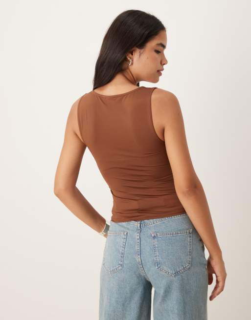 Top marrón de tirantes con cuello cuadrado de poliamida breatheMAX™ de ASOS DESIGN, 4 de 4