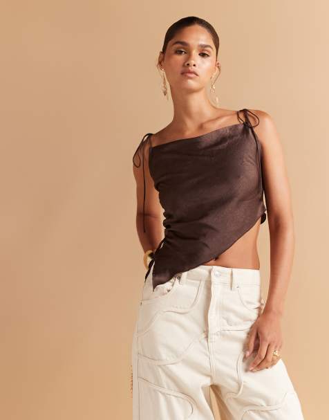 Top marrón de tirantes con cuello desbocado y lateral fruncido con lazada de satén de Monki - view 1