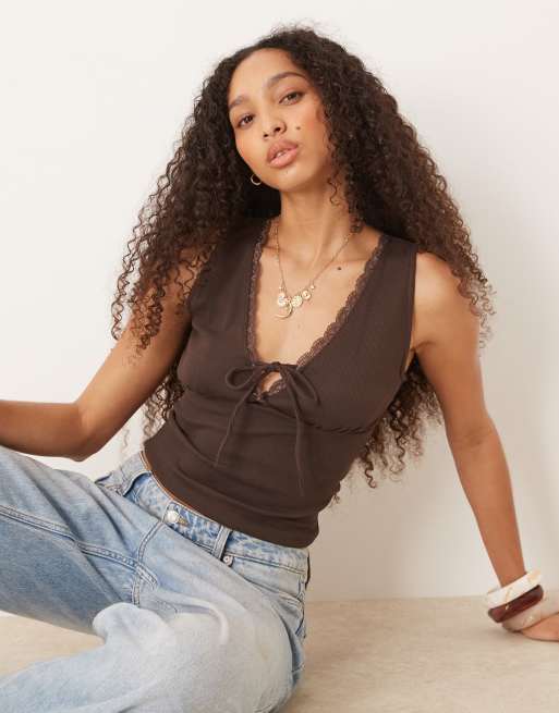 Top marrón de tirantes con lazada delantera de canalé de Gina Tricot
