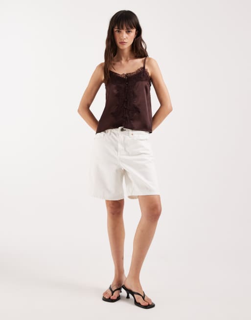 Top marrón de tirantes de satén con lazada y ribete de encaje de ASOS DESIGN, 2 de 4