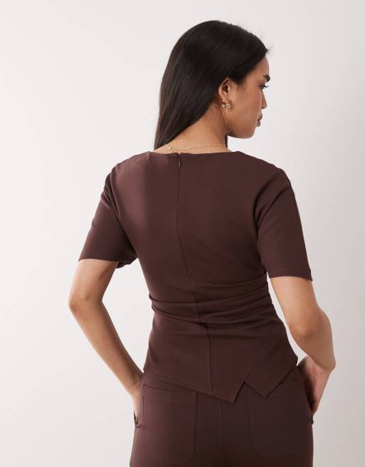 Top marrón estructurado con detalle plisado de punto liso de Pretty Lavish (parte de un conjunto), 3 de 4