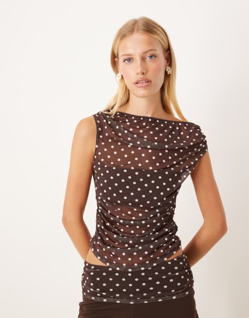 Top marrón fruncido de manga corta con estampado de lunares y escote Bardot de malla de ASOS DESIGN (parte de un conjunto)