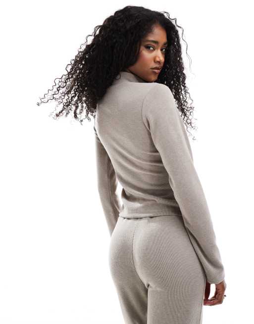 Top marrón grisáceo con media cremallera de canalé suave de Miss Selfridge (parte de un conjunto), 4 de 4