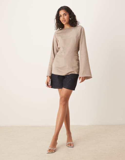 Top marrón moca con mangas ángel y espalda desbocada de satén de ASOS DESIGN, 2 de 4