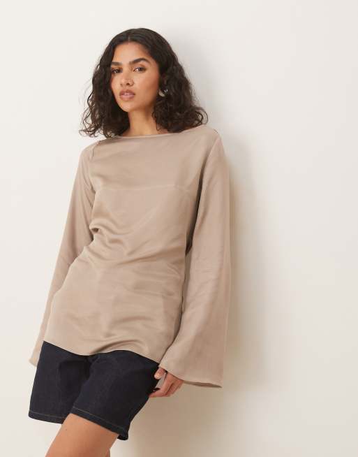 Top marrón moca con mangas ángel y espalda desbocada de satén de ASOS DESIGN, 3 de 4