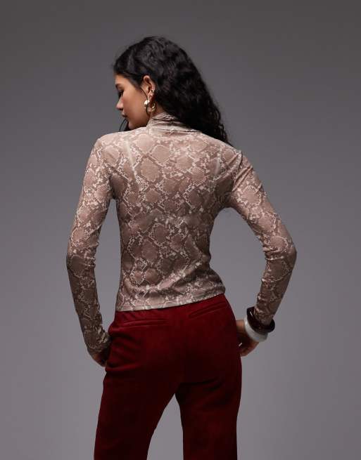 Top marrón moca efecto segunda piel con cuello vuelto y estampado de serpiente de gasa de ASOS DESIGN, 3 de 4