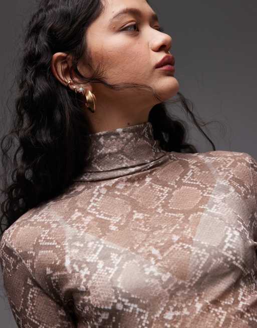 Top marrón moca efecto segunda piel con cuello vuelto y estampado de serpiente de gasa de ASOS DESIGN, 4 de 4