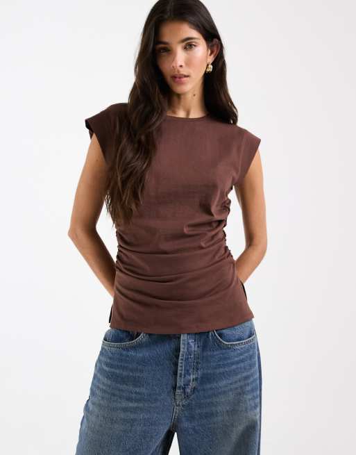 Top marrón sin mangas con cintura estilo corsé y hombros marcados de ASOS DESIGN, 1 de 4