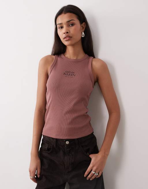 Top marrón sin mangas con cuello redondo y logo de Calvin Klein Jeans, 2 de 4