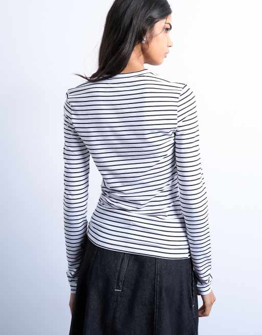 Top monocromático a rayas de manga larga con espalda en contraste de Topshop, 4 de 4