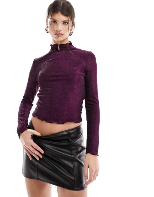Top morado con cuello alto, bajo ondulado y acabado de purpurina de Pieces
