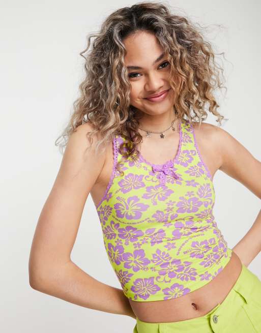 Top multicolor de tirantes con estampado de flores de hibisco y ribetes de COLLUSION 
