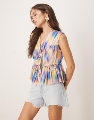 Top multicolor sin mangas con estampado difuminado y lazada delantera de YAS - view 1