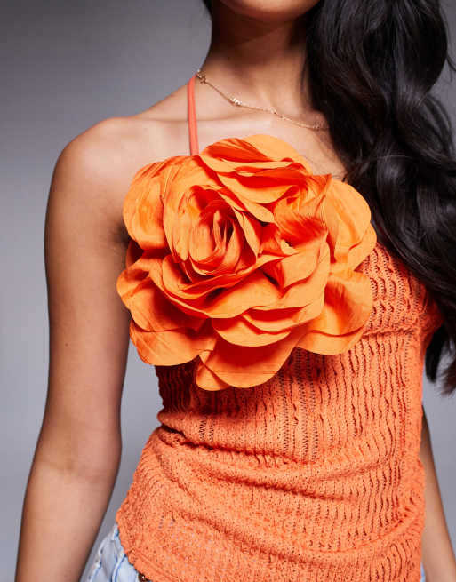Top naranja con cuello halter y detalle floral de River Island, 3 de 4