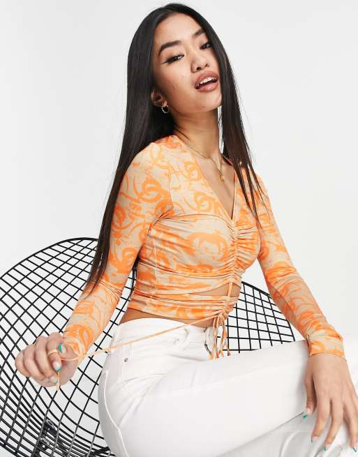 Top naranja con estampado tipo tatuaje, detalle fruncido y abertura de Monki