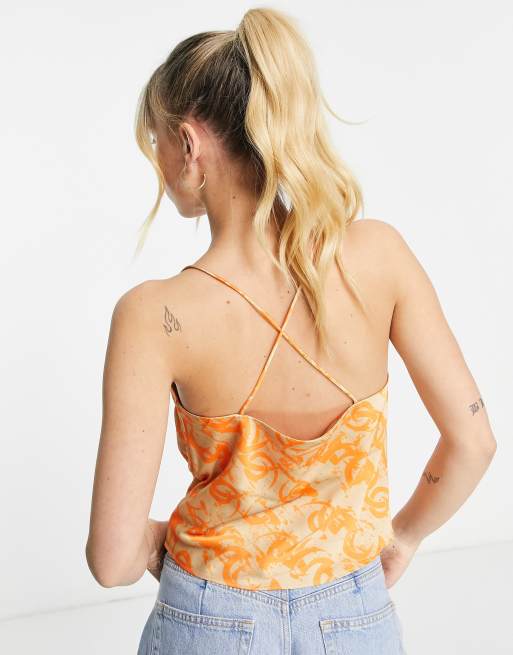 Top naranja de tirantes con estampado de tatuajes y cuello desbocado de satén de Monki, 4 de 4