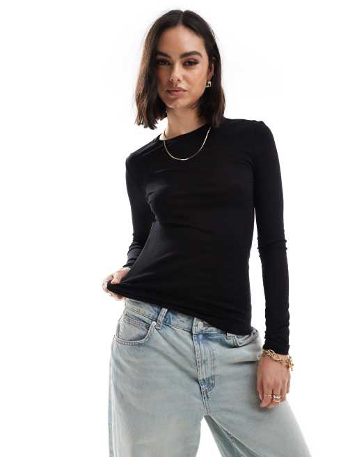 Top negro ajustado con cuello cuadrado de Mango