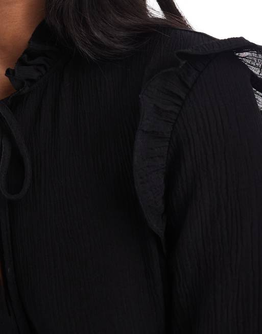 Top negro amplio con lazada al cuello y detalle de volantes de ASOS DESIGN, 2 de 4