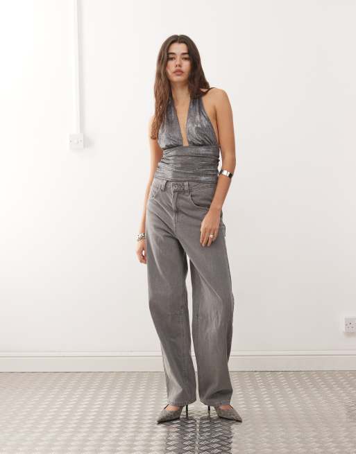 Top negro apagado con cuello halter pronunciado y acabado brillante de Weekday, 2 de 4