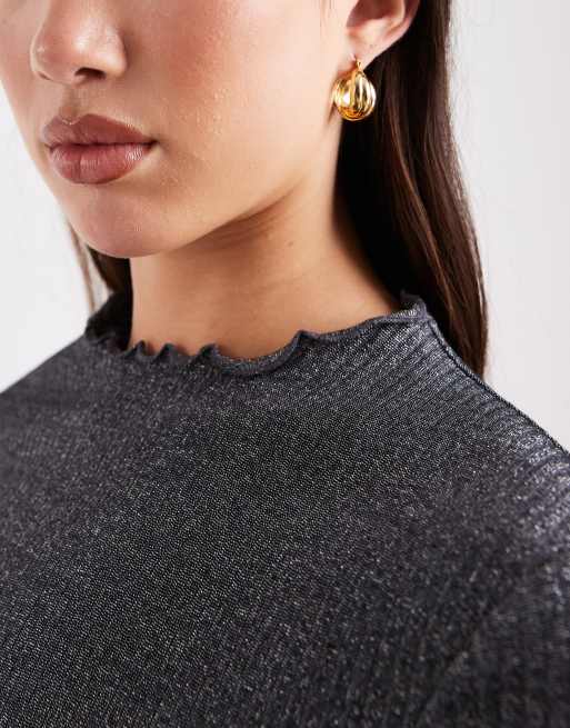 Top negro brillante con cuello alto y bordes ondulados de canalé de ONLY, 3 de 4