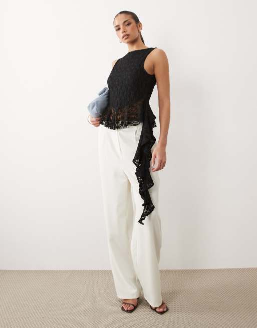 Top negro con bajo de sobrefalda y volantes de encaje de ASOS DESIGN, 2 de 4