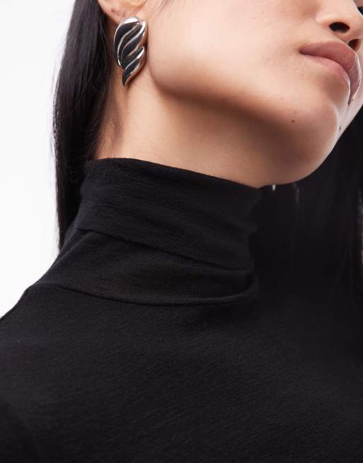 Top negro con cuello alto de punto de lana de merino semitransparente de ARKET, 2 de 4