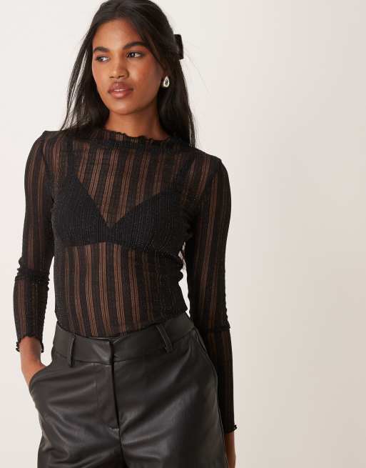 Top negro con cuello alzado y detalle de bordes ondulados de VILA