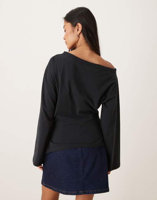 Top negro con cuello barco, estampado gráfico de flor y cintura entallada de ASOS DESIGN, 3 de 4