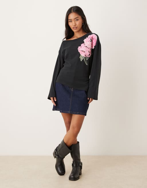 Top negro con cuello barco, estampado gráfico de flor y cintura entallada de ASOS DESIGN, 4 de 4