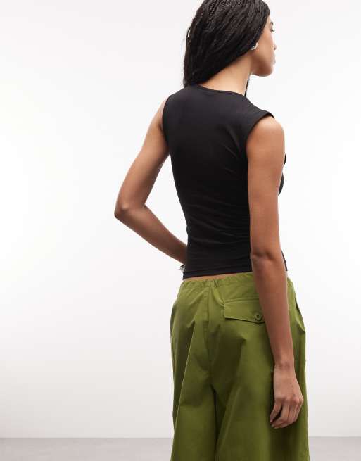 Top negro con cuello de pico escotado de Weekday, 4 de 4