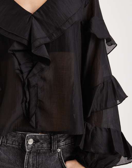 Top negro con cuello de pico, volantes y mangas escalonadas de Object, 3 de 4