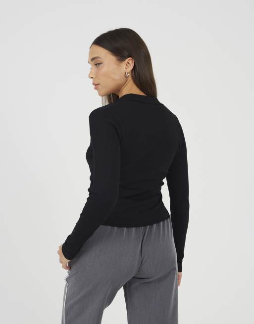 Top negro con cuello de pico y solapas de canalé de Brave Soul, 2 de 4