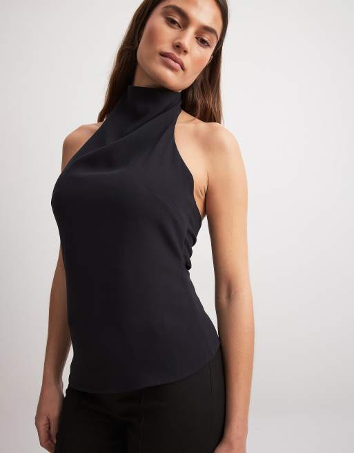 Top negro con cuello subido desbocado y lazada en la espalda de NA-KD
