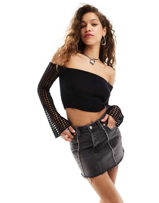 Top negro con escote Bardot de punto calado de Noisy May